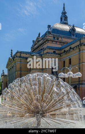 OSLO, NORWEGEN - 12. JULI 2014: Das Nationaltheater in Oslo, Norwegen, erbaut 1899 nach dem Entwurf des Architekten Henrik Bull Stockfoto