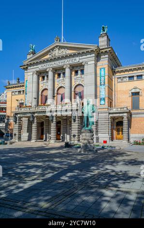 OSLO, NORWEGEN - 18. JULI 2014: Das Nationaltheater in Oslo, Norwegen, erbaut 1899 nach dem Entwurf des Architekten Henrik Bull Stockfoto