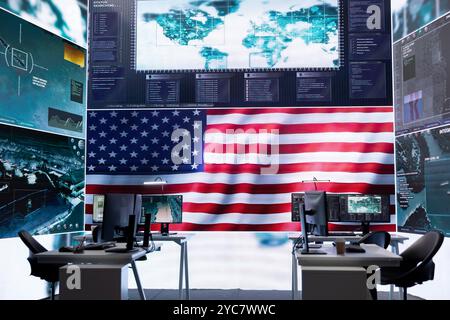 Ein leeres Militärkontrollzentrum mit einer großen Leinwand zeigt die amerikanische Flagge, Geheimdienstagentur, die das Land vor Bedrohungen schützt. Kommandoraum der Armee mit High-Tech-Ausrüstung. Stockfoto