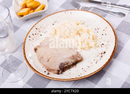 Gebratenes Thunfischsteak serviert mit gekochtem weißem Reis Stockfoto