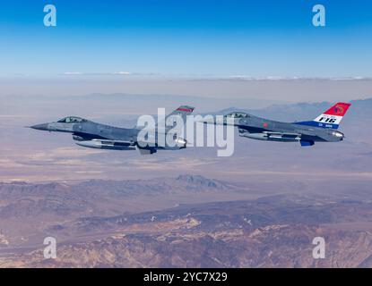 Major Daniel Lacroix in der F-16C 88-445 und Captain Wesley Kilmain in der F-16C 88-456, Testpiloten bei Edwards AFB, Übungsformation fliegt am 30. September 2024 unweit des Death Valley. (Luftwaffe Foto von Todd Schannuth) Stockfoto