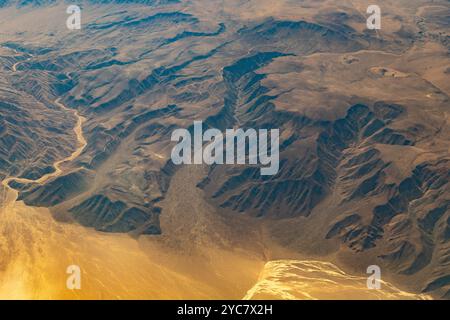 Der Rainbow Canyon mündet in das Panamint Valley, von oben gesehen, wie ein Edwards AFB F-16D, der dem 416th FLTS Pässe zugewiesen wurde, während der „Golden Hour“ am 30. September 2024 bei Sonnenuntergang Point Juliette auf der Sidewinder Low Level Trainingsroute zeigt. Der Pater Crowley Overlook befindet sich an der Straße direkt über dem Fotozentrum; ein einzelner Baum in Panamint Springs erscheint wie ein Punkt, der gerade in der Nähe der Straße ganz links zu sehen ist. (Luftwaffe Foto von Todd Schannuth) Stockfoto