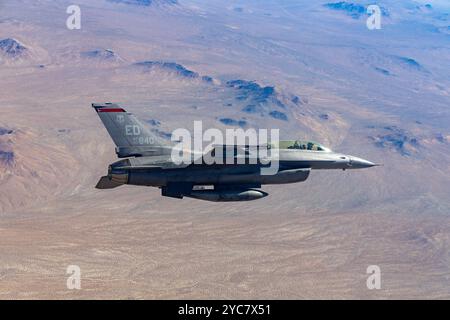 Edwards AFB F-16D 90-840 fliegt am 21. Juni 2024 über die Hochwüste Südkaliforniens. Diese Viper ist der 416. Flight Test Squadron zugeordnet, den Schädeln. (Luftwaffe Foto von Todd Schannuth) Stockfoto