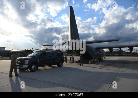 Die 102nd Rescue Squadron Loadmasters, die dem 106th Rescue Wing zugeordnet sind, laden einen Pfahllaster an Bord eines HC-130J Combat King II Such- und Rettungsflugzeugs für Hurrikan Milton auf der Francis S. Gabreski Air National Guard Base, Westhampton Beach, N.Y., 9. Oktober 2024. Auf Anweisung von Gouverneur Kathy Hochul entsandte die New Yorker Nationalgarde Soldaten aus Syracuse zusammen mit Airmen vom 106. Rettungsflügel, um die Florida Nationalgarde bei der Reaktion auf Hurrikan Milton zu unterstützen. (Foto der U.S. Air National Guard von Senior Airman Sarah McKernan) Stockfoto