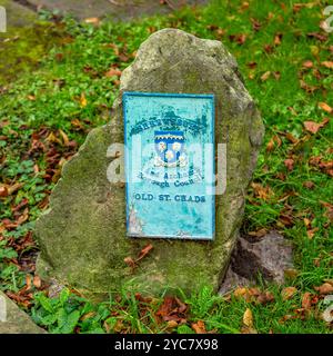 Tafel und Stein auf dem Gelände von Old St. Chad's, Shrewsbury, Großbritannien. Stockfoto