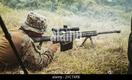 Eine US-Marine, die der Weapons Company, dem Battalion Landing Team 1/5, 15th Marine Expeditionary Unit, zugewiesen ist, feuert während eines Scharfschützenwettbewerbs mit philippinischen Streitkräften und Marines der Republik Korea im Rahmen der Übung KAMANDAG 8 auf der Marinebasis Gregorio Lim, Ternate, Philippinen, am 19. Oktober 2024 ein Spezialgewehr M107 .50 ab. Die KAMANDAG ist eine jährliche Übung des philippinischen Marine Corps und des US Marine Corps, die darauf abzielt, die Verteidigungskräfte der Philippinen und ihre humanitären Fähigkeiten durch die Bereitstellung wertvoller Schulungen in kombinierten Operationen mit ausländischen Militärs zu verbessern Stockfoto