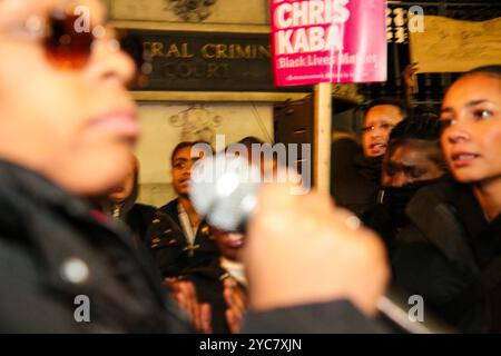 London UK 21 Okt 2024 Eine Frau spricht während der Demonstration. Am Montagabend versammelten sich Menschen vor dem Old Bailey, nachdem der Polizist Martyn Blake für den Mord an Chris Kaba freigesprochen wurde. Martyn Blake, 40 Jahre alt, erschoss den unbewaffneten Chris Kaba während eines Polizeiwagenstopps in Streatham im September 2022. Quelle: Thabo Jaiyesimi/Alamy Live News Stockfoto