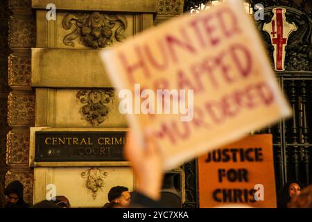 London UK 21 Oct 2024 Personen halten während der Demonstration Plakcards. Am Montagabend versammelten sich Menschen vor dem Old Bailey, nachdem der Polizist Martyn Blake für den Mord an Chris Kaba freigesprochen wurde. Martyn Blake, 40 Jahre alt, erschoss den unbewaffneten Chris Kaba während eines Polizeiwagenstopps in Streatham im September 2022. Quelle: Thabo Jaiyesimi/Alamy Live News Stockfoto