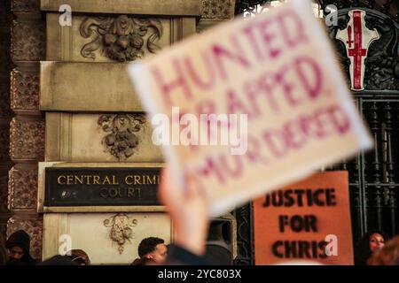 London UK 21 Oct 2024 Personen halten während der Demonstration Plakcards. Am Montagabend versammelten sich Menschen vor dem Old Bailey, nachdem der Polizist Martyn Blake für den Mord an Chris Kaba freigesprochen wurde. Martyn Blake, 40 Jahre alt, erschoss den unbewaffneten Chris Kaba während eines Polizeiwagenstopps in Streatham im September 2022. Quelle: Thabo Jaiyesimi/Alamy Live News Stockfoto