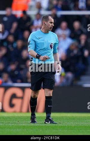 Newcastle, Großbritannien. Oktober 2024. Schiedsrichter Peter Bankes während des Spiels Newcastle United FC gegen Brighton & Hove Albion FC English Premier League in St. James' Park, Newcastle, England, Großbritannien am 19. Oktober 2024 Credit: Every Second Media/Alamy Live News Stockfoto