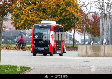 Bad Birnbach, Bayern, Deutschland - 21. Oktober 2024: Autonomes Fahrzeug der Deutschen Bahn oder elektrisches Shuttle im Kurort Bad Birnbach. EasyMile EZ10-Pilotprojekt im Nahverkehr für Kurgäste, Urlauber und Bewohner. *** Autonomes Fahrzeug der Deutschen Bahn, bzw. Elektrisches Shuttle im Kurort Bad Birnbach. EasyMile EZ10 Pilotprojekt im Einsatz im Nahverkehr für Kurgäste, Urlauber und Bewohner. Stockfoto