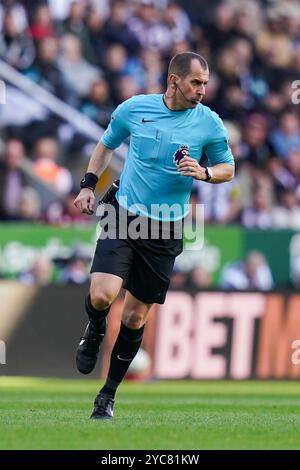 Newcastle, Großbritannien. Oktober 2024. Schiedsrichter Peter Bankes während des Spiels Newcastle United FC gegen Brighton & Hove Albion FC English Premier League in St. James' Park, Newcastle, England, Großbritannien am 19. Oktober 2024 Credit: Every Second Media/Alamy Live News Stockfoto