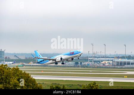 München, Bayern, Deutschland - 21. Oktober 2024: Flugzeug, oder besser gesagt Passagierflugzeug Boeing 737 der Fluggesellschaft TUI auf dem Asphalt in die Luft. Am Flughafen München Franz Josef Strauß. *** Flugzeug, bzw. Passagierflugzeug Boeing 737 der Airline TUI auf dem Rollfeld beim Start in die Luft. Am Flughafen München Franz Josef Strauß. Stockfoto