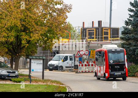 Bad Birnbach, Bayern, Deutschland - 21. Oktober 2024: Autonomes Fahrzeug der Deutschen Bahn oder elektrisches Shuttle im Kurort Bad Birnbach. EasyMile EZ10-Pilotprojekt im Nahverkehr für Kurgäste, Urlauber und Bewohner. *** Autonomes Fahrzeug der Deutschen Bahn, bzw. Elektrisches Shuttle im Kurort Bad Birnbach. EasyMile EZ10 Pilotprojekt im Einsatz im Nahverkehr für Kurgäste, Urlauber und Bewohner. Stockfoto