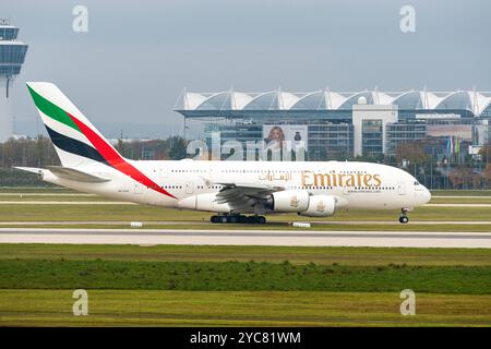 München, Bayern, Deutschland - 21. Oktober 2024: Emirates Airline, Airline oder Passagierflugzeug Airbus A380, die größte der Welt, startet auf der Start- und Landebahn. Am Flughafen München Franz Josef Strauß. *** Emirates Airline, bzw. Fluggesellschaft Flugzeug, bzw. Passagierflugzeug Airbus A380 größtes der Welt, beim Start auf der Startbahn. Am Flughafen München Franz Josef Strauß. Stockfoto