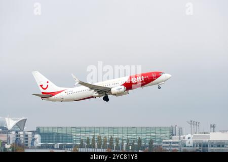 München, Bayern, Deutschland - 21. Oktober 2024: TUI Fly Airline, Airline Aircraft oder Passagierflugzeug Boeing 737 mit RIU Hotels & Resorts Inschrift, startet in der Luft. Am Flughafen München Franz Josef Strauß. *** TUI Fly Airline, bzw. Fluggesellschaft Flugzeug, bzw. Passagierflugzeug Boeing 737 mit RIU Hotels & Resorts Aufschrift, beim Start in der Luft. Am Flughafen München Franz Josef Strauß. Stockfoto