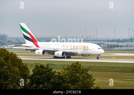 München, Bayern, Deutschland - 21. Oktober 2024: Emirates Airbus A380 am Flughafen München Franz Josef Strauß im Rollfeld *** Emirates Airbus A380 am Flughafen München Franz Josef Strauß beim Rollen auf dem Rollfeld Stockfoto