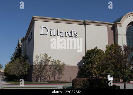 North Olmsted - 18. Oktober 2024: Dillards Einkaufszentrum. Dillard's bietet eine Auswahl an Kleidung, Kleidern, Schuhen, Handtaschen und Zubehör Stockfoto