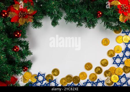 Christmukkah-Feier: Weihnachtszkranz und Hanukkah-Symbole auf weißem Hintergrund Stockfoto