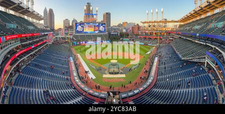 Cleveland - 18. Oktober 2024: Progressive Field Panorama, Heimstadion der Cleveland Guardians. Progressive Field ist seitdem die Heimat der MLB Guardians Stockfoto