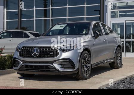 Indianapolis - 20. Oktober 2024: Mercedes AMG GLC 43 4MATIC Coupé Display. Mercedes bietet den GLC 43 mit einem 2,0 l Turbo 4-Zylinder-Hybridmotor an. MEIN:2 Stockfoto