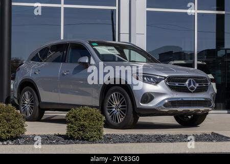 Indianapolis - 20. Oktober 2024: Mercedes GLC 300 4MATIC SUV Display. Mercedes bietet den GLC 300 mit einem 2,0-Liter-Turbo-4-Zylinder-Hybridmotor mit 255 PS an. MEIN Stockfoto