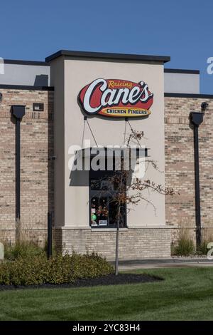 North Olmsted - 18. Oktober 2024: Raising Cane's Chicken Fingers Restaurant. Raising Cane's wurde in Baton Rouge gegründet. Stockfoto