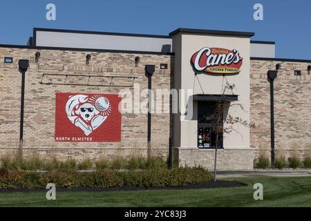 North Olmsted - 18. Oktober 2024: Raising Cane's Chicken Fingers Restaurant. Raising Cane's wurde in Baton Rouge gegründet. Stockfoto