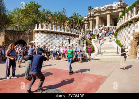 Massentourismus, Übertourismus, Parc Güell von Antoni Gaudí, Eskalinata monumentale Treppe Eingang voll mit Touristen, die Fotos machen, Barcelona, Spanien Stockfoto