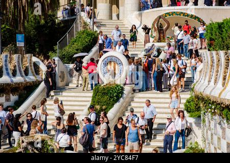 Massentourismus, Übertourismus, Parc Güell von Antoni Gaudí, Eskalinata monumentale Treppe Eingang voll mit Touristen, die Fotos machen, Barcelona, Spanien Stockfoto