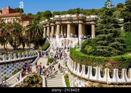 Massentourismus, Übertourismus, Parc Güell am Eingang Antoni Gaudí, monumentale Treppe voller Touristen, die Fotos machen, Barcelona, Spanien Stockfoto