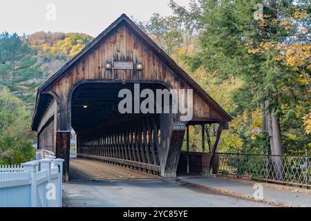 Middle Bridge ist eine Holzbrücke in Woodstock Vermont, die 1969 gebaut wurde und den Ottaquechee River überspannt Stockfoto