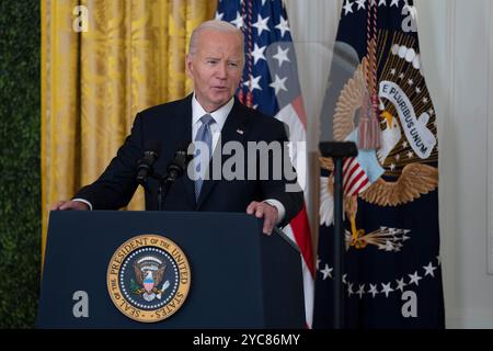 Washington DC, USA. Oktober 2024. US-Präsident Joe Biden hält während eines Empfangs der National Arts and Humanities im East Room des Weißen Hauses in Washington, DC, am 21. Oktober 2024 eine Rede. Kredit: Chris Kleponis/Pool über CNP /MediaPunch Kredit: MediaPunch Inc/Alamy Live News Stockfoto