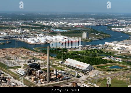 Luftaufnahme 2014 des Houston Ship Channel und der umliegenden Energieanlagen in Houston, Texas. Stockfoto