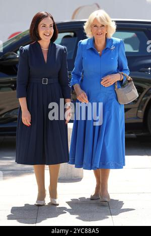 Königin Camilla, begleitet von der stellvertretenden Premierministerin von New South Wales Prue Car, treffen Autoren und Studenten, die an einer Reihe von Schreibworkshops teilnehmen, während eines Besuchs in der Green Square Library in Sydney am dritten Tag des königlichen Besuchs in Australien und Samoa. Bilddatum: Dienstag, 22. Oktober 2024. Stockfoto