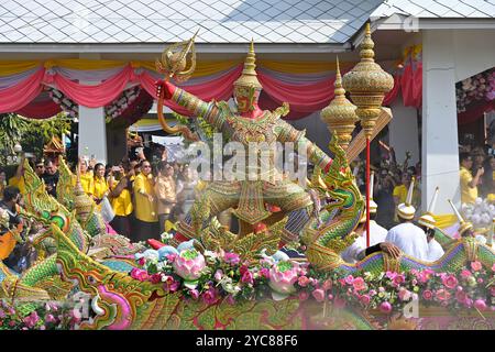 Nahaufnahme komplizierter Kunstwerke und Hanuman-Bild auf dem Hauptprozessionswagen beim Lotus-Empfangsfest (Rab Bua), Bang Phli Stockfoto