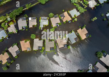 Überflutete Häuser durch Hurrikan Debby Niederschlag Wasser in Laurel Meadows Gemeinde in Sarasota, Florida. Die Folgen der Naturkatastrophe im Süden der USA. Stockfoto