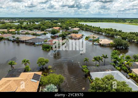 Der tropische Sturm Debby überflutete Wohnhäuser in der Vorstadtgemeinde in Sarasota, Florida. Die Folgen der Naturkatastrophe. Stockfoto