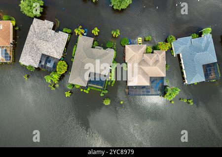 Der tropische Sturm Debby überflutete Wohnhäuser in der Vorstadtgemeinde in Sarasota, Florida. Die Folgen der Naturkatastrophe. Stockfoto