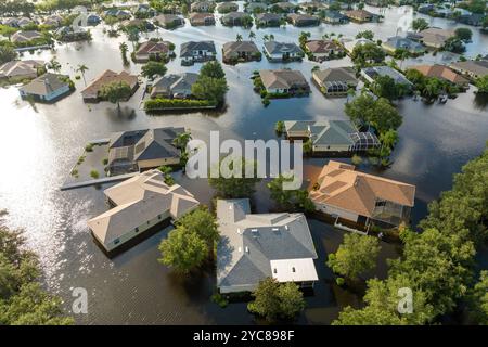 Hurrikan überflutete Häuser in Wohngemeinden in Florida, USA. Die Folgen der Naturkatastrophe. Stockfoto