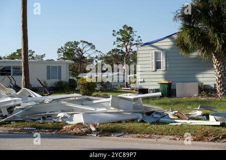 Müllhaufen auf der Straßenseite von stark beschädigten Häusern nach dem Hurrikan in Florida Wohnmobilgebiet. Folgen von Naturkatastrophen Stockfoto