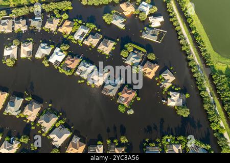 Tropische Regenfälle überschwemmten Wohnhäuser in Vorstädten in Florida. Hurrikan-Nachwirkungen. Stockfoto