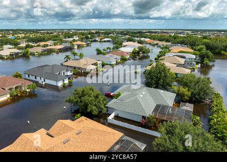 Tropische Regenfälle überschwemmten Wohnhäuser in Vorstädten in Florida. Hurrikan-Nachwirkungen. Stockfoto