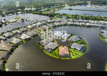 Tropische Regenfälle überschwemmten Wohnhäuser in Vorstädten in Florida. Hurrikan-Nachwirkungen. Stockfoto