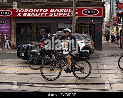 Toronto Kanada / 20.09.2024. Demonstranten und Unterstützer gegen den Krieg in Gaza ziehen durch die Innenstadt von Toronto. Stockfoto