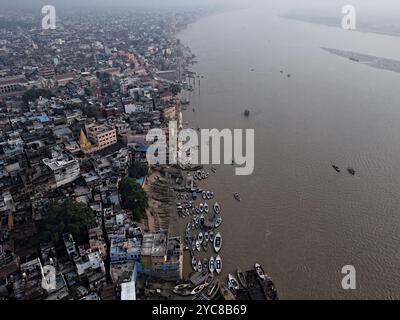 12.10.2024.Varanasi Uttar Pradesh Indien wunderschöner Panoramablick auf den berühmten heiligen Touristenort der Ghats von Varanasi, die mit Drohnen in Indien gefangen genommen wurden Stockfoto