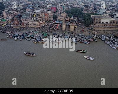 12.10.2024.Varanasi Uttar Pradesh Indien wunderschöner Panoramablick auf den berühmten heiligen Touristenort der Ghats von Varanasi, die mit Drohnen in Indien gefangen genommen wurden Stockfoto