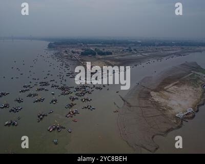 12.10.2024. Allahabad Uttar Pradesh Indien wunderschöner Panoramablick auf den berühmten heiligen Touristenort Triveni Sangam mit Drohne in Indien Stockfoto