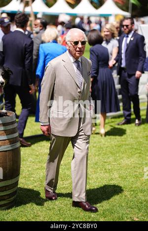 König Karl III. Während eines gemeinschaftlichen Barbeque, das vom Premierminister von New South Wales Chris Minns in Sydney veranstaltet wurde, am dritten Tag des königlichen Besuchs in Australien und Samoa. Bilddatum: Dienstag, 22. Oktober 2024. Stockfoto
