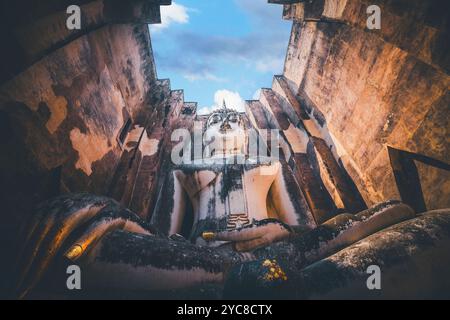 Majestätischer sitzender Buddha des Wat Sri Chum im historischen Park Sukhothai. UNESCO-Stätte oder Weltkulturerbe. Stockfoto